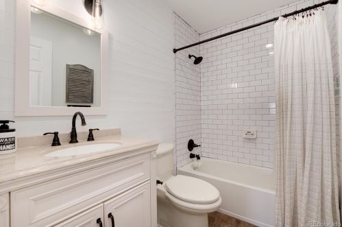 6081 Mineral Dr, Englewood CO 80112-3306 exterior