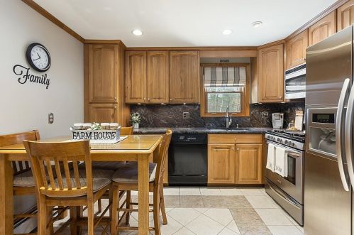 4 Maplewood Dr, Londonderry, NH 03053-3908