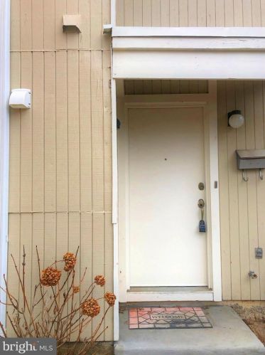 2253 Southgate Sq, Herndon VA  20191-1233 exterior