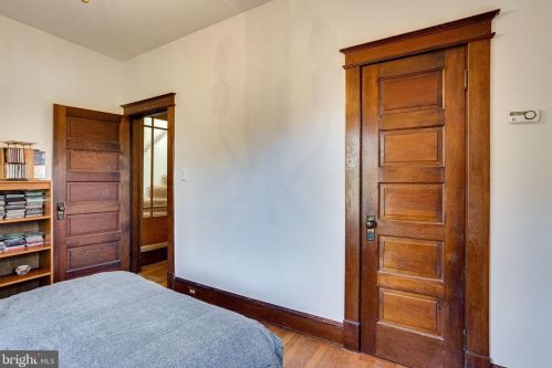 9011 Colesville Rd, Silver Spring MD 20910-1653 exterior