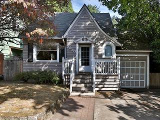 3220 33rd Ave, Portland, OR 97202-1917