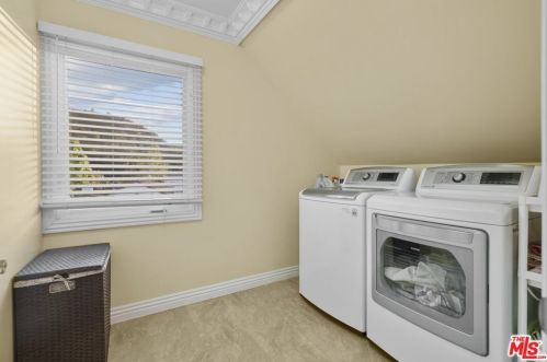 2417 Glenoaks Blvd, Glendale CA  91206-3027 exterior