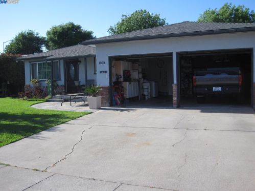 1073 Topaz Ct, Manteca, CA 95336-3534