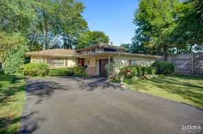 1348 Pinehurst Dr, Glenview, IL 60025-2865