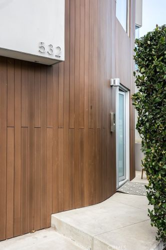 532 6th St, Manhattan Beach, CA 90266-5742