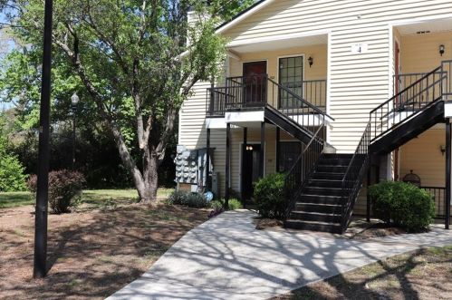 518 Windchase Ln, Stone Mountain, GA 30083-6321