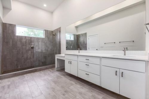 5008 Baker St, Austin TX  78721-1511 exterior