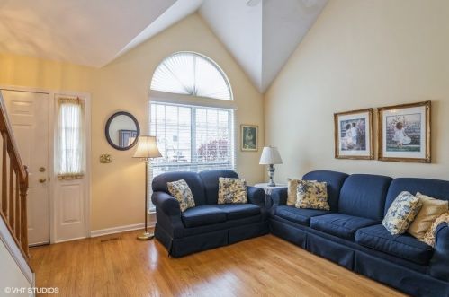 1877 Canterbury Ct, Gurnee, IL 60031-6327