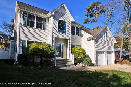 1985 Glen Oak Dr, Lacey, NJ 08731-3120