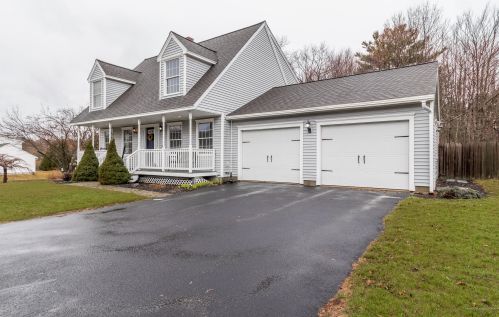 4 Copley Woods Cir, Portland, ME 04103-4345