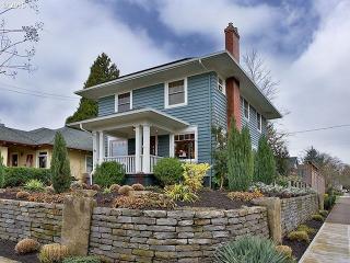 2933 Schuyler St, Portland, OR 97212-5060