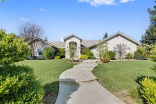 1103 Comstock St, Visalia, CA 93292-4403