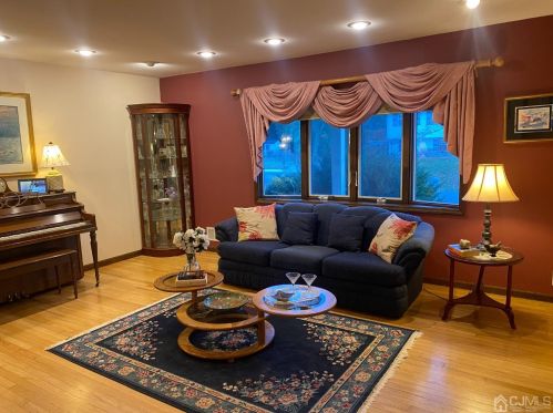 22 Peru St, Edison, NJ 08820-2621