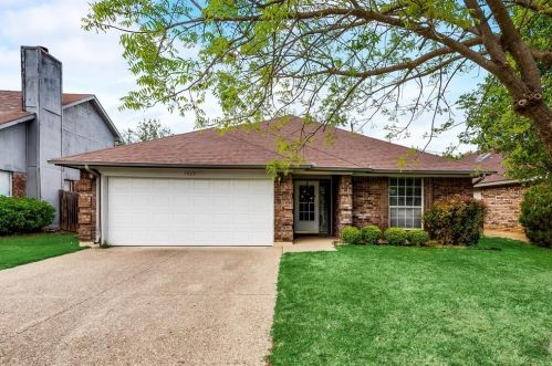 7425 Little Rock Ln, Fort Worth, TX 76120-2445