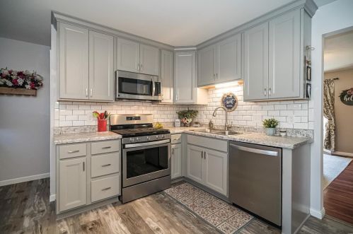 6713 Cherryvale Dr, Hazelwood, MO 63042-1705