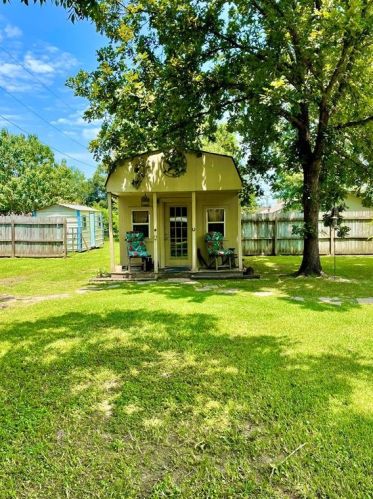 502 Ladd St, Mont Belvieu, TX 77535