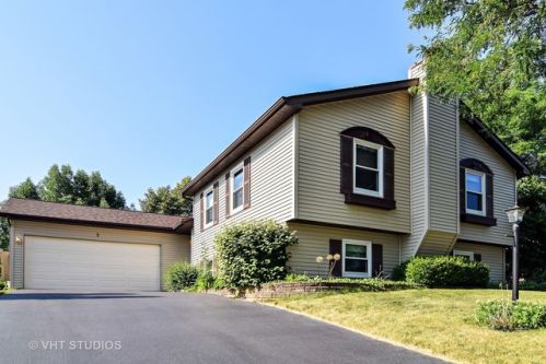 7 Evergreen Dr, Streamwood, IL 60107-2881