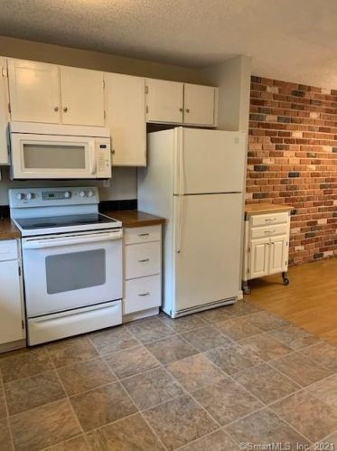 57 Spice Hill Dr, Wallingford, CT 06492-4332
