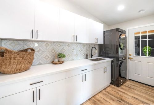 1232 Kalaniiki St, Honolulu HI  96821-1213 exterior