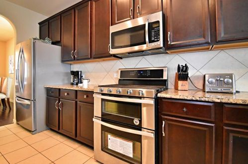 1065 Four Seasons Farm Dr, Uhland TX 78640-5765 exterior