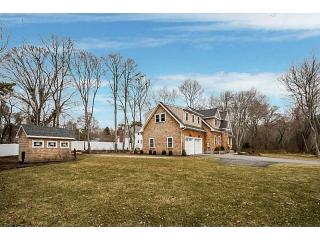 28 Catamaran St, Jamestown, RI 02835-2326