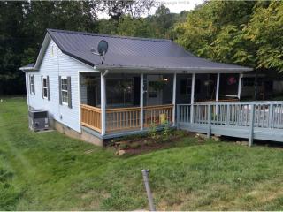 348 Cross Lanes Dr, Nitro WV  25143-1009 exterior