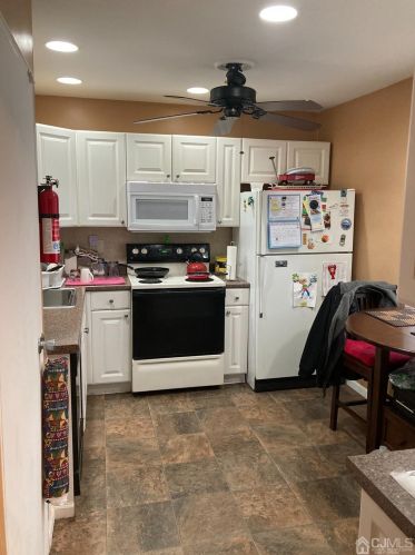 3 Stiles St, Sewaren, NJ 07077-1016