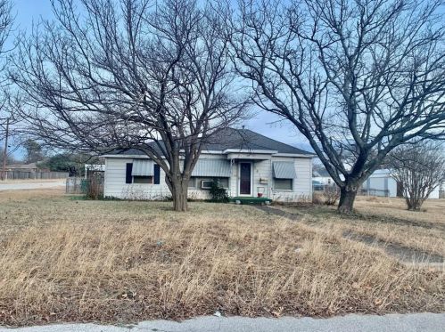 301 8 St, Nocona TX 76255-2903 exterior