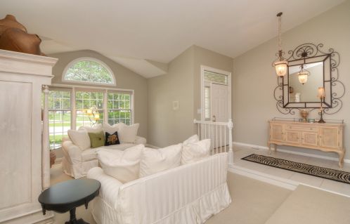 558 Abbey Rd, Hanover Park, IL 60103-1926