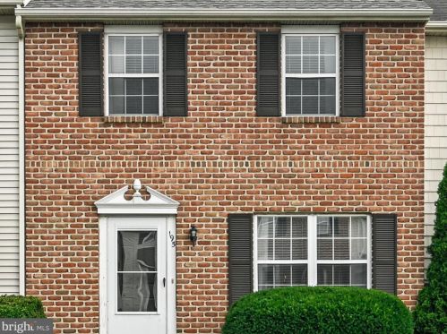195 Greenland Dr, Lancaster, PA 17602-3393
