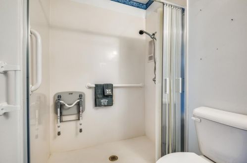 2315 Briarwood Ln, Carrollton TX 75006-7701 exterior