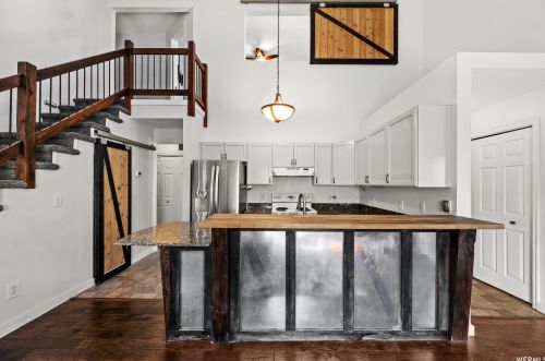 9229 Jefferson Cv, Sandy UT exterior