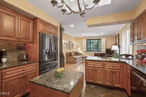 2036 Montecito Dr, Glendale CA  91208-1824 exterior