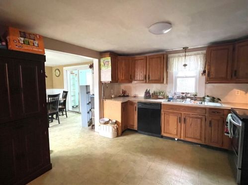 24 Hoxsie Ave, Warwick, RI 02889-1444