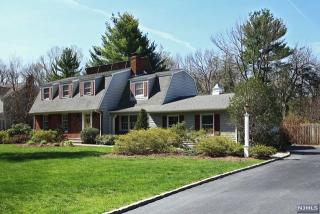 343 Lakeview Dr, Wyckoff, NJ 07481-2327