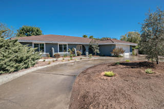 3512 Lake Garden Dr, Fallbrook, CA 92028-8887
