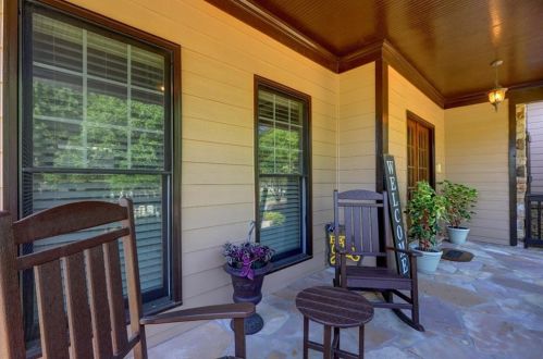 721 Crescent Cir, Holly Springs, GA 30115-4772
