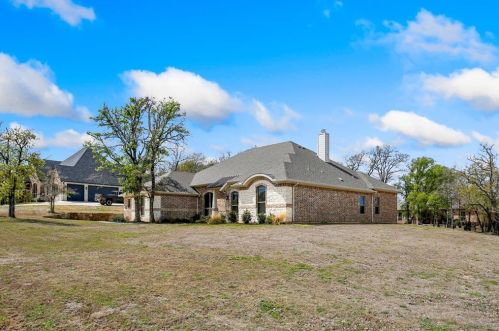 102 Eagle Dr, Lipan, TX 76462-2912