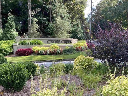 66 Montre Sq, Atlanta GA  30327-4043 exterior