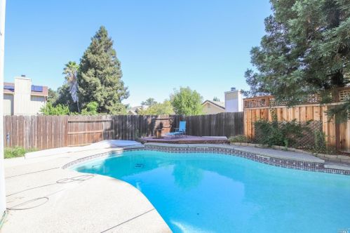 243 Loch Lomond Dr, Vacaville, CA 95687-5196