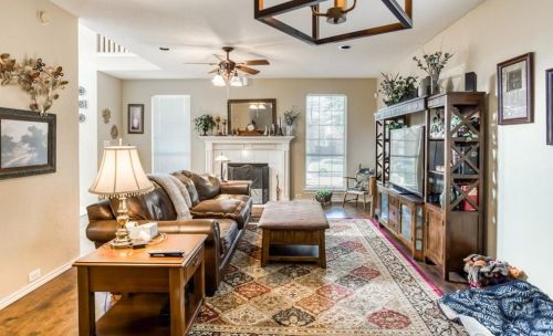 2210 Meadowstone Dr, Carrollton TX 75006-2642 exterior