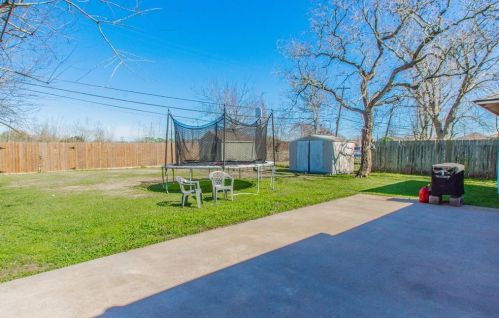 1105 Nottingham Dr, Angleton TX 77515-3518 exterior