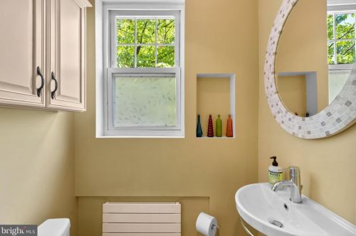 800 Easley St, Silver Spring MD 20910-4587 exterior