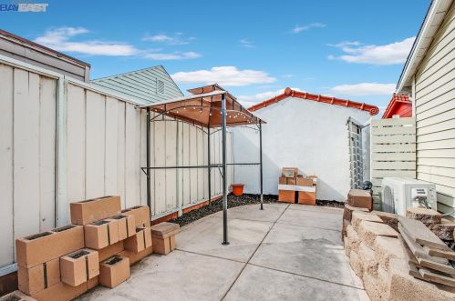 1567 Plaza Dr, San Leandro CA  94578-1968 exterior