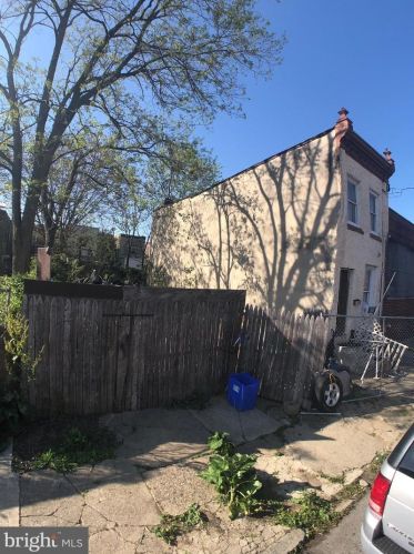 3368 Collins St, Philadelphia, PA 19134-3211