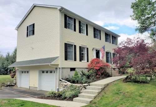 2 Loveland Dr, Sandy Hook, CT 06482-1524