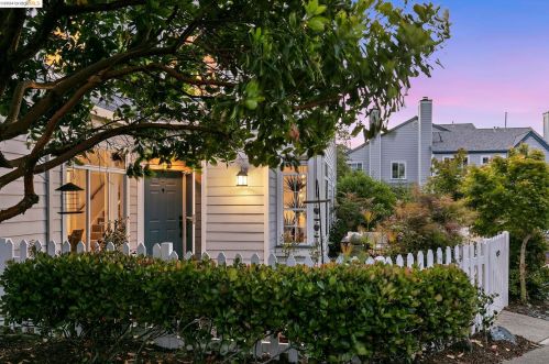 502 Commodore Dr, Richmond CA  94804-4583 exterior