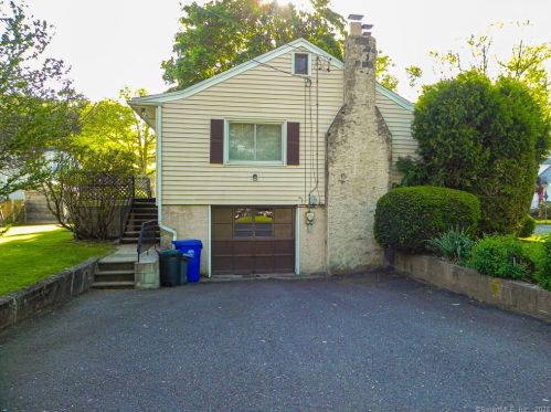 10 Kermit St, Norwalk, CT 06851-4019