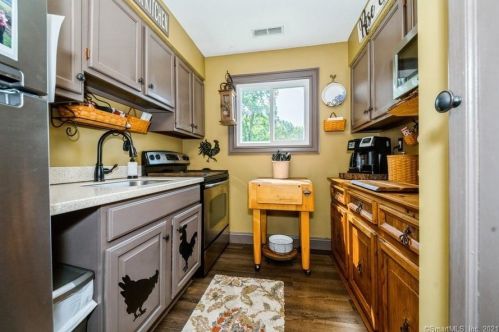 1 Woodbury Pl, Woodbury, CT 06798-3831