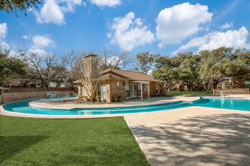 16301 Ledgemont Ln, Addison TX  75001-5999 exterior